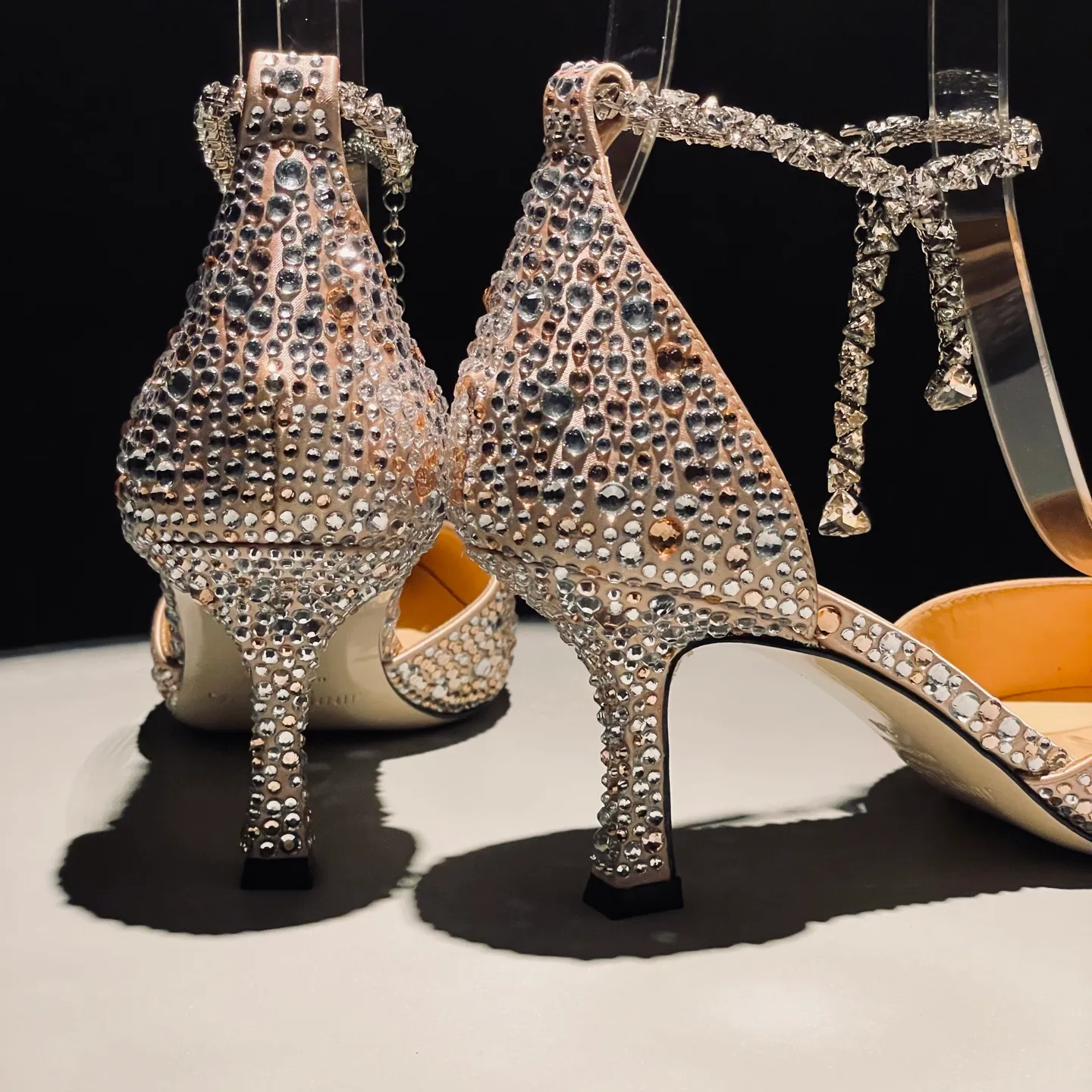 👟👟Ex-factory price 720👟👟 Jimmy Choo/Jimmy Choo classic diamond chain pointed toe crystal high-heeled sandals. Excellent crystal shoes. So beautiful that you can't take your eyes away. The shape of the shoes is very delicate and not too narrow and long. The internal space is sufficient to allow the toes to relax enough. The rhinestones outline a charming arc on the instep. It is simply beautiful. It has a 360-degree surrounding fairy atmosphere. Gorgeous without being exaggerated! ! The fabric is made of imported silk, with imported sheepskin lining. Customized A-grade Italian genuine leather sole. Heel height: 6.5 or 8.5. Size: 35-40 (41, 42, 43 customized, non-refundable)